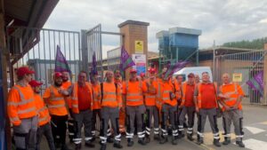 Refuse workers on strike in Harlow